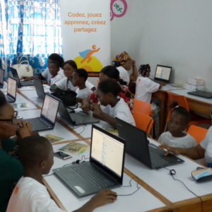 femmes et enfants à l'ordinateur pour programmer